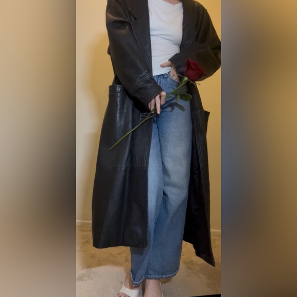 Chic Vintage Black Leather Long Coat - Picture 2 of 6